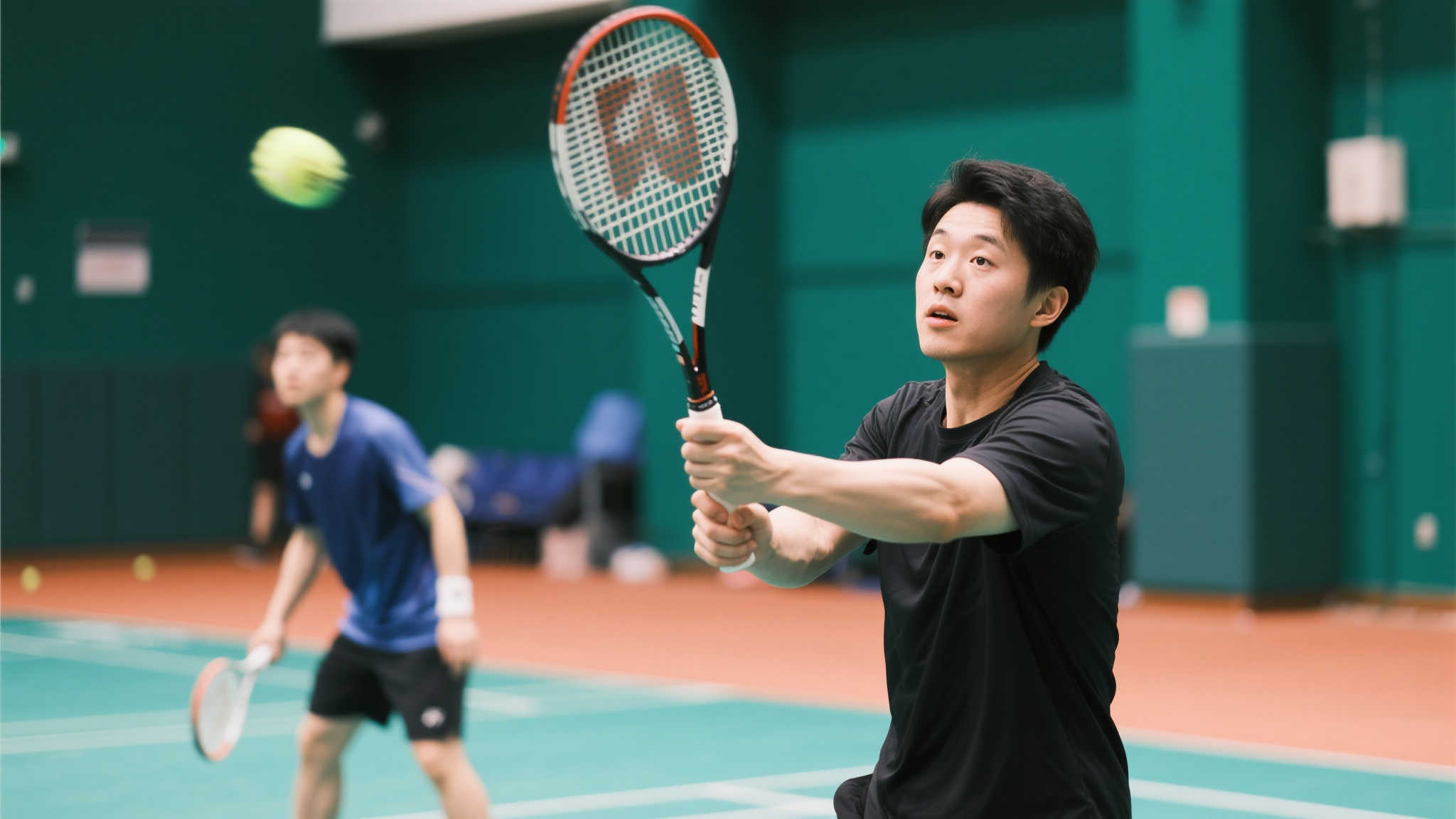 比赛反手失误频出？小韩传授秘诀：后引压拍，收力精准击球！